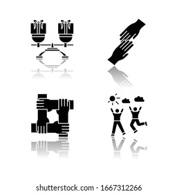 Freunde zusammen werfen Schatten schwarzen Glyph-Symbole gesetzt. Symbole der Freundschaft, der Einheit und der Kommunikation. Gegenseitiger Nutzen, Hilfe bei Händen, Loyalität und Genuss. Einzelne Vektorgrafiken auf weißem Hintergrund
