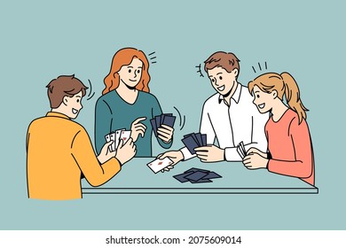 El concepto de amistad y de juegos de ocio. Grupo de jóvenes amigos sonrientes sentados y jugando cartas juntos sobre ilustración vectorial de fondo azul 