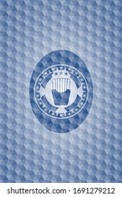 Pommes frites Symbol in blauem Emblem mit geometrischem Hintergrund.
