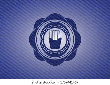 icono de patatas fritas dentro del emblema con fondo jean de alta calidad. 