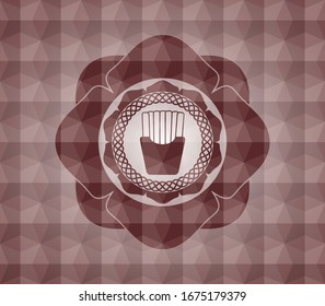 icono de patatas fritas dentro del emblema rojo o placa con fondo abstracto geométrico de patrón poligonal. Sin inconvenientes.