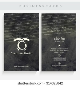 Presentación frontal y posterior del elegante diseño de tarjetas de visita en estilo de pizarra para Creative Studio.