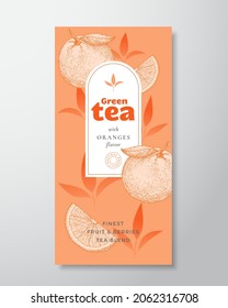 Plantilla de etiqueta de té de frutas y bayas. Diseño de empaquetado de vectores abstracto con sombras realistas. Mano de naranjas dibujadas con rodajas y hojas en el fondo de las siluetas de decoración. Aislado.
