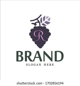 Logo de la fruta, logo de la frambuesa. frambuesa púrpura con, inicial "R", fondo blanco y de marca 
