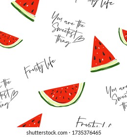 La fruta sin fisuras para el diseño de papel pintado con usted es la cita más dulce, fruta de la cita de la vida, media sandía, trozo de sandía. Patrón vectorial. Dibujo tropical vintage de caricatura sobre fondo blanco