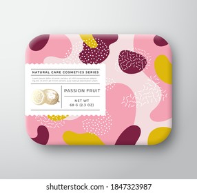 Fruits Bath Cosmetics Box. Vektorgepackter Papiercontainer mit Pflegeetikettabdeckung. Verpackungsdesign. Moderne Typografie und handgezeichnete Passionsfrucht. Abstraktes Camo-Hintergrundmuster-Layout. Einzeln.