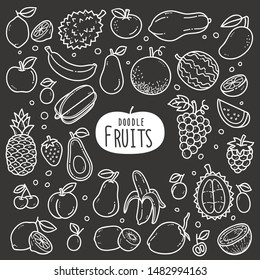 Colección de dibujo del doodle de frutas. frutas como limonada, sandía, piña, uva, coco, durianes, etc. Dibujos de doodle vectoriales dibujados a mano en forma de tiza en blanco y negro.