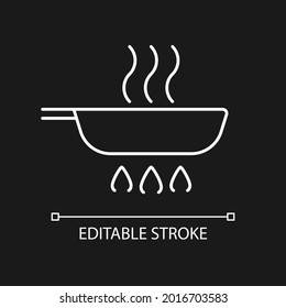 Fry pan weiß lineares Symbol für dunkles Thema. Röststoffe zum Abendessen auf Ofenflamme. Dünne, anpassbare Illustration. Einziges Vektorkontursymbol für den Nachtmodus. Bearbeitbarer Hub