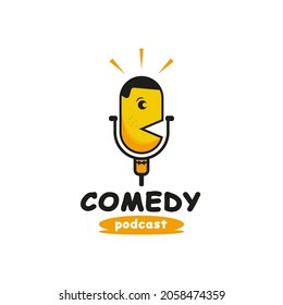 Diseño del logotipo de podcast divertido y humorístico. Con micrófono amarillo e icono de cara divertida. Plantilla de logotipo simple y divertida
