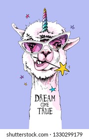 Fun Llama en gafas rosas, con un cuerno unicornio arcoiris y con una estrella. El sueño se hace realidad - letra cita. Tarjeta de humor, composición en pantalones, impresión a mano. Ilustración vectorial.