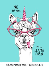 Lama in einer rosafarbenen Brille und in einer einmaligen Maske: Ohren, Horn. Kein Drama, ich bin Lamacorn - Zitat schreiben. Humorkarte, T-Shirt Komposition, handgezeichneter Stildruck. Vektorgrafik.