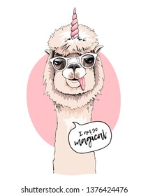 Spaß Llama in einer Sonnenbrille, mit einem rosa Einhornhorn. Ich bin so magisch - Zitat. Humorkarte, T-Shirt Komposition, handgezeichneter Stildruck. Vektorgrafik.