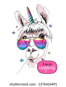 Fun Llama en una máscara de unicornio: lentes de arco iris y cuerno. Soy tan mágico - cita con letras. Tarjeta de humor, composición en pantalones, impresión a mano. Ilustración vectorial.