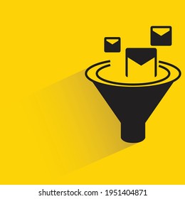 embudo y correos con sombra sobre fondo amarillo