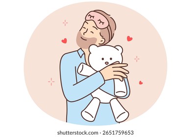 Homem barbudo engraçado abraçando ursinho de pelúcia antes de ir para a cama se sentindo apegado ao brinquedo presente. O cara feliz no pijama de ursinho com comportamento imaturo sente nostalgia pela infância e adolescência