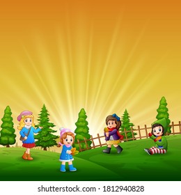 Es gracioso que los niños jueguen en el jardín