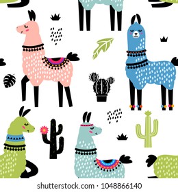 Gracioso patrón textil infantil para telas de impresión. Patrón inquebrantable con llama alpaca, cactus al estilo caricaturista. ilustración vectorial plana aislada en fondo blanco