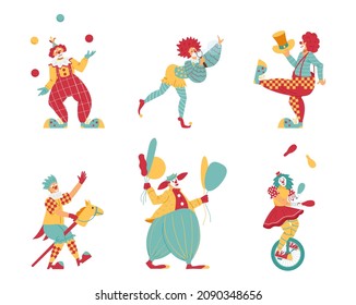 Funny payasos de circo en diferentes poses y disfraces, ilustración vectorial plana aislada en fondo blanco. Juego de personajes de caricatura con globos, bolas de malabarismo y monociclo.