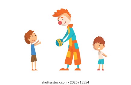 Caracteres divertidos de payasos, payasos entreteniendo a niños en el cumpleaños o en el carnaval Ilustración vectorial