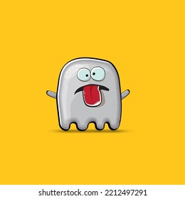 Hübsches süßes Lächeln grauer Geistermonster einzeln auf orangefarbenem Hintergrund. Ghost Cartoon Charakter und süße Emoji. Halloween-Spirituosenelement.