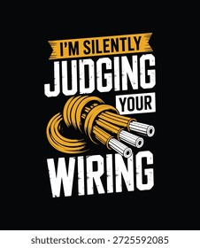 Diseño divertido del Vector de la cita del electricista: "Estoy juzgando silenciosamente su cableado" con el gráfico amarillo de los alambres eléctricos en el fondo negro. Perfecto para camisetas y letreros de humor profesional.