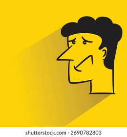 rosto engraçado com sombra no fundo amarelo