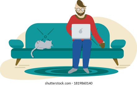 Gracioso freelance con gafas y medias grises sentados en un sofá con un portátil y un gato rayado en la oficina del hogar