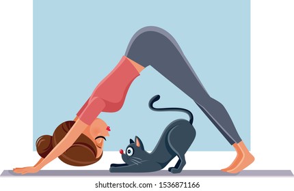 Niña divertida haciendo ejercicio al lado de su gato en un tatami de yoga. Mujer haciendo Pilates al lado de su amiga que se aglomeraba
