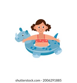 Chica divertida con traje de baño rojo y un anillo inflable azul. Una actividad de niños felices los fines de semana en el mar o en la playa del océano. Ilustración vectorial aislada plana