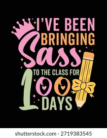 Lustiges Grafikdesign, das 100 Schultage mit dem Text 'I've Bringing Sass to the Class for 100 Days' feiert, mit einer Krone und einem dekorativen Bleistift.