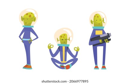 Funny personaje verde alienígena que lleva un traje espacial que sostiene un arma y se sienta en un conjunto de vectores de yoga Lotus