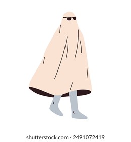 Divertido disfraz de Halloween, fantasma en gafas de sol. Personaje disfrazado en espeluznante vestido de mascarada, cubierto con una sábana. Boo, persona fantasma. Ilustración vectorial plana aislada sobre fondo blanco