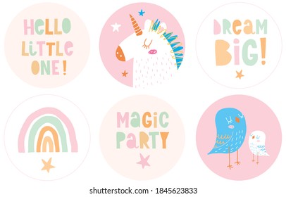 Funny Hand Drawn Magic Party Vector Toppers con unicornio, Arcoiris y Pájaros Pequeños Aislados en un fondo rosa, crema y blanco. Sencillo Arte Infantil de Nursery, ideal para las etiquetas Candy Bar.