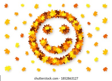 El gracioso rostro sonriente feliz está hecho de hojas de arce sobre fondo blanco. Concepto de buen humor de otoño, descuentos y ventas, decoración para la venta estacional, publicidad y banner promocional
