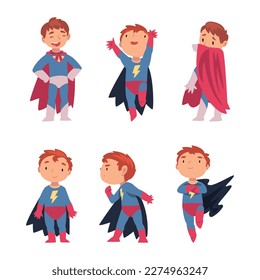 Niño gracioso vestido con traje de superhéroes. Niño lindo en capa en diferentes poses ilustración vectorial de dibujos animados