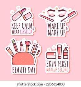 Graciosa ilustración de maquillaje con frases. Conjunto de pegatinas aisladas con bolsa cosmética, lápiz labial, rímel, crema.