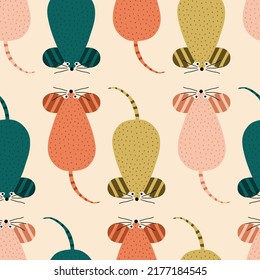 Ratones divertidos con orejas rayadas ilustraciones vectoriales a mano. Un animal de ratón colorido y liso en un patrón sin fisuras para tela infantil o papel pintado.
