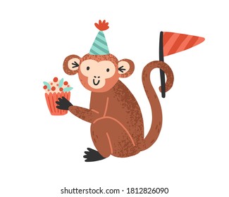 Curioso mono con sombrero de cono que sostiene una festiva ilustración plana vectorial de quequitos. Marmoset de celebración alegre con postre dulce y bandera festiva aislada en blanco. Un animal lindo para el cumpleaños infantil