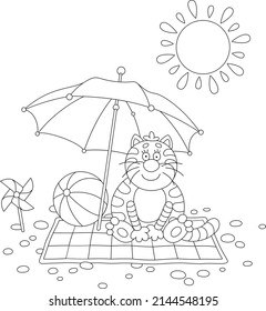 Gracioso gato de plumón sentado con una bola de rayas bajo una sombrilla en la playa de un balneario en un soleado día de verano, ilustración de vector blanco y negro para una página de libro de colores