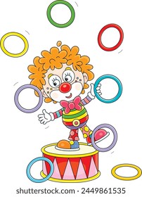 Divertido payaso de circo rojo que se balancea en un gran tambor y malabarismo con coloridos aros de juguete en una divertida actuación, ilustración de dibujos animados de Vector sobre un fondo blanco