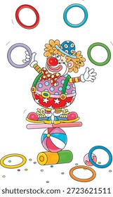 Divertido payaso de circo rojo que se equilibra en una bola de colores, tablero y cilindro y haciendo malabares con aros de juguete de colores en una actuación divertida para niños pequeños, ilustración de dibujos animados de Vector sobre un fondo blanco