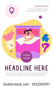 Una pareja divertida y romántica en la cama después del sexo y abrazando una ilustración plana vectorial. Hombre de caricatura y mujer enamorada durmiendo en el dormitorio, con ropa dispersa por todos lados. Relación sexual y concepto de intimidad