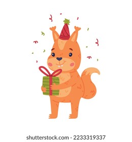 Funny Eichhörnchen Charakter mit Beschneidungshügel in Geburtstagshühnchen, die Geschenkbox Vektorgrafik hält