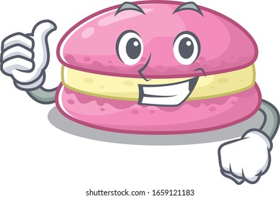 Graciosos macarones de fresa que hacen gesto a Thumbs