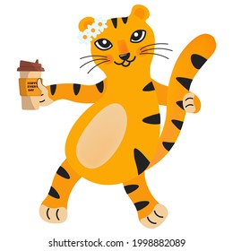 Ein lustiger Tigerbecher trinkt Kaffee. Fröhlicher Charakter mit einem Blumenkranz auf dem Kopf. Geräumiges Symbol für 2022 mit Papierbecher. Helle Vektorgrafik für Kalender, Postkarte, Poster, Babygewebe.