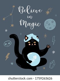 Funny tarjeta de magia vectorial. Símbolos de brujería y ocultismo: gato negro, cráneo, luna, cristales, estrellas. Ilustración dibujada a mano, estilo plano y caricatura.
