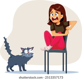 
Mulher engraçada com medo de um gato exagerando na ilustração vetorial. Temível mulher sofrendo de uma fobia irracional de animais 
