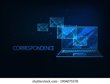 Envío de correo electrónico futurista, concepto correspondenso con portátil poligonal bajo brillante y sobres de letras sobre fondo azul oscuro. Ilustración vectorial de diseño de malla de alambre moderno.