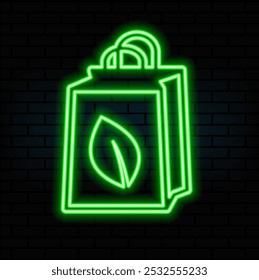 Bolso de compras de papel poligonal bajo brillante futurista con la hoja verde aislada en fondo azul oscuro. Concepto de compras ecológicas. Ilustración vectorial moderna del diseño del..4