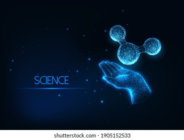 Futuristisches Forschungskonzept mit glühender, polygonaler menschlicher Hand und Molekül einzeln auf dunkelblauem Hintergrund. Moderne Wireframe-Maschendesign, Vektorgrafik.